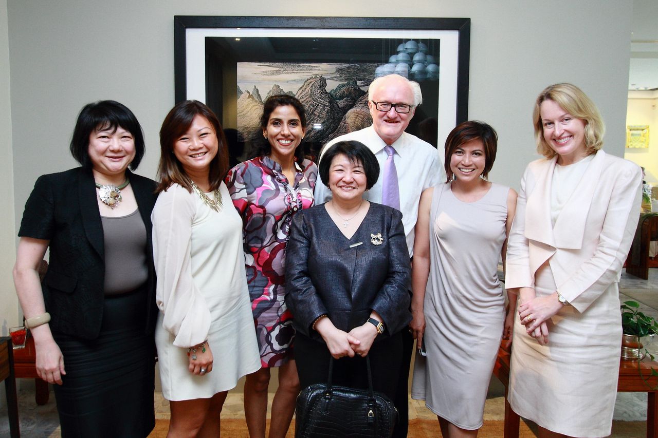 Australian High Commissioner to Malaysia, H.E. Mr Miles Kupa (third from right) and Deputy High Commissioner, Mrs Jane Duke (right) together with (from left to right) Goldis Berhad Chairman, Ms Tan Lei Cheng; Ms Cheryl Low; Shalini Ganendra Fine Art Director, Datin Shalini Ganendra; YTL Corporation Berhad Executive Director, Dato’ Yeoh Soo Min and Enfiniti Productions Sdn Bhd Producer, Datin Sri Tiara Jacquelina.